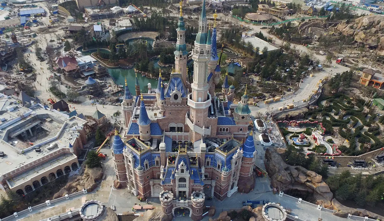 Shanghai Disney Resort akan menampilkan Istana Enchanted Storybook Castle yang merupakan tertinggi di antara taman Disney lainnya, hotel "Toy Story" dan sebuah teater dengan pertunjukan The Lion King berbahasa China. (AFP/STR/Cina OUT)