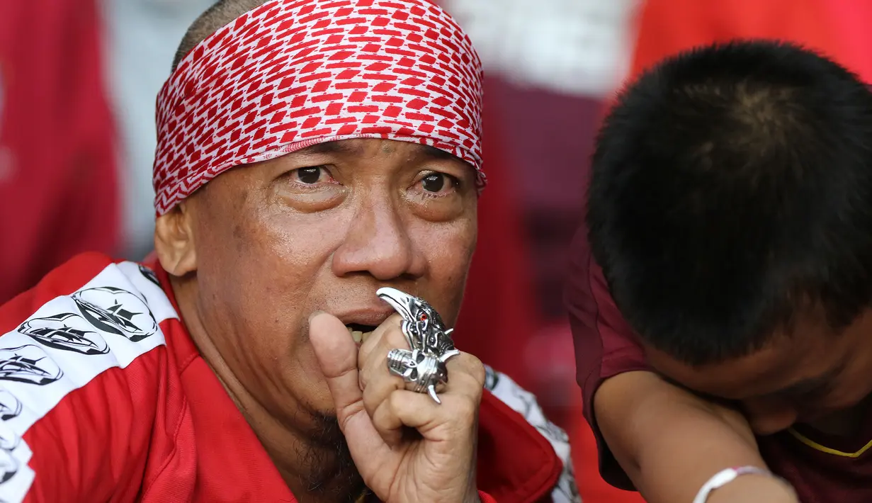 Pentolan suporter PSM Makassar, Daeng Uki, bersama anakanya, Jayalah PSM saat PSM Makassar takluk dari Persija Jakarta pada laga final Piala Indonesia di SUGBK, Minggu (21/7). Persija menang 1-0 atas PSM.  (Bola.com/M Iqbal Ichsan)