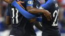 Penyerang Prancis, Kingsley Coman (kiri) berselebrasi dengan rekannya usai mencetak gol ke gawang Andorra pada pertandingan grup H Kualifikasi Euro 2020 di Stade de France di Saint Denis, Paris (10/9/2019). Prancis menang telak 3-0 atas Andorra. (AFP Photo/Lionel Bonaventure)