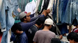 Calon pembeli memilih pakaian bekas di kawasan Pasar Senen, Jakarta, Sabtu (24/6). Menjelang lebaran ribuan pakaian bekas membanjiri di kawasan pasar Senen, harga baju yang dijual bervariasi mulai Rp 35000- RP 5000. (Liputan6.com/Angga Yuniar)