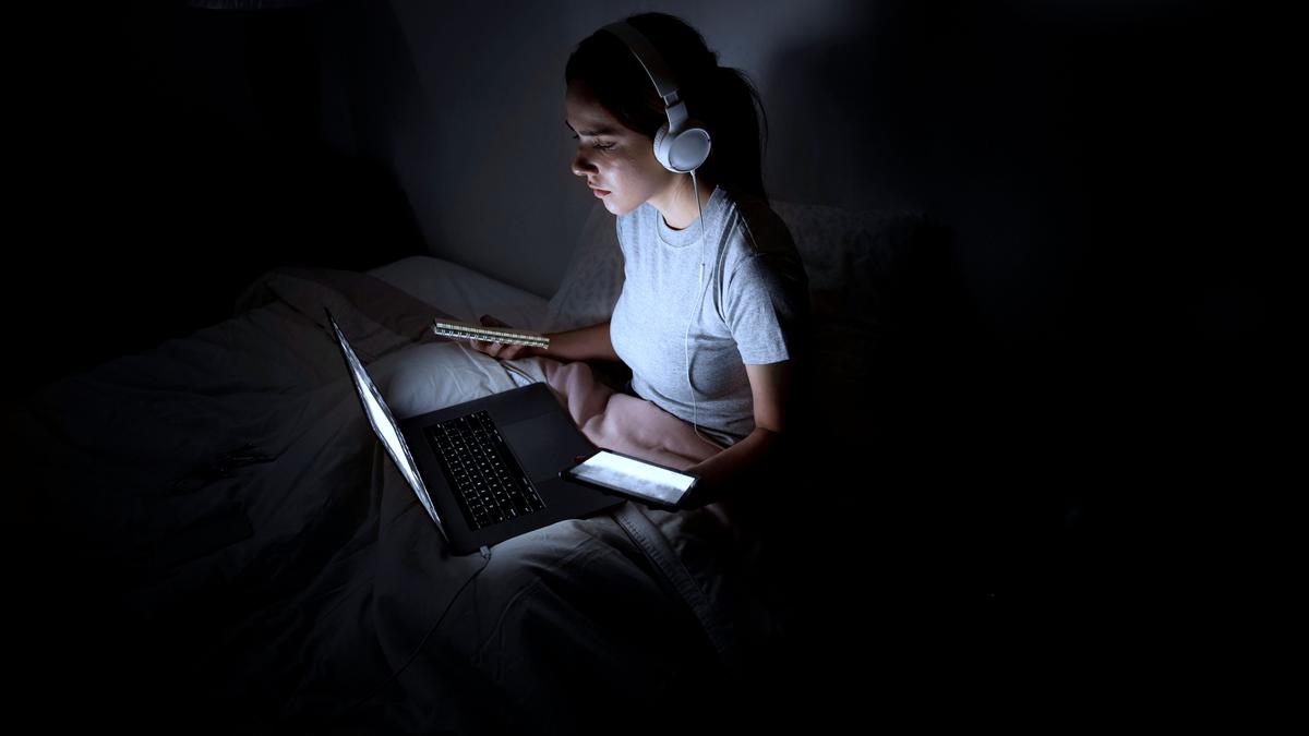 Terbiasa Screen Time sebelum Tidur? Berikut 5 Tips Mengatasi Kecanduan Bermain Gadget di Malam Hari