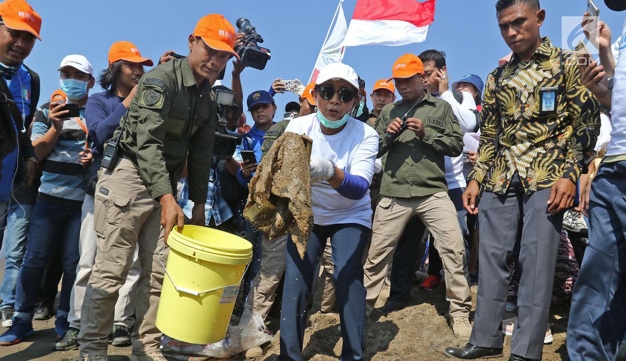 Menteri Kelautan dan Perikanan Susi Pudjiastuti (tengah) menunjukkan sampah yang ada di Pantai Timur Ancol, Jakarta, Minggu (18/8/2019). Dalam rangka HUT ke-74 RI, Pandu Laut Nusantara bersama KKP dan Yayasan Econusa akan menggelar Gerakan Menghadap Laut 2.0. (Liputan6.com/Herman Zakharia)