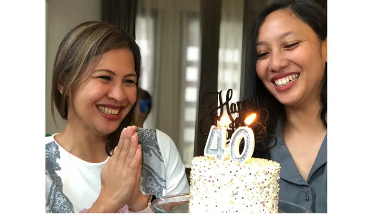 Jarang Terekspos, Ini 6 Potret Cantik Fifi Karamoy Istri Vincent ...