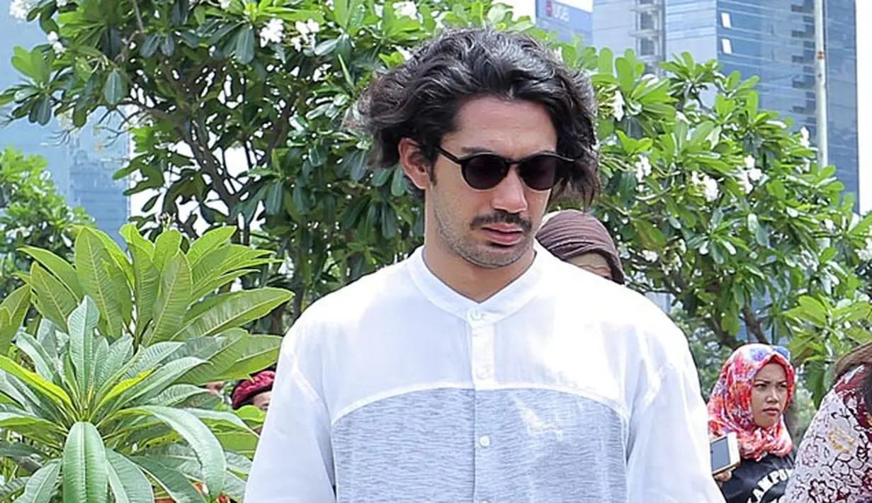 Film yang rencananya akan tayang pada 1 Maret 2018 mendatang pun telah selesai melewati proses syutingnya. Untuk itu, Reza dan beberapa orang terlibat melakukan ziarah ke makam mendiang Benyamin. (Deki Prayoga/Bintang.com)