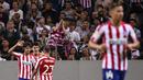 Para pemain Atletico Madrid merayakan gol yang dicetak Joao Felix ke gawang Juventus pada laga ICC di Stadion Solna, Stockholm, Sabtu (10/8). Atletico menang 2-1 atas Juventus. (AFP/Jonathan Nackstrand)