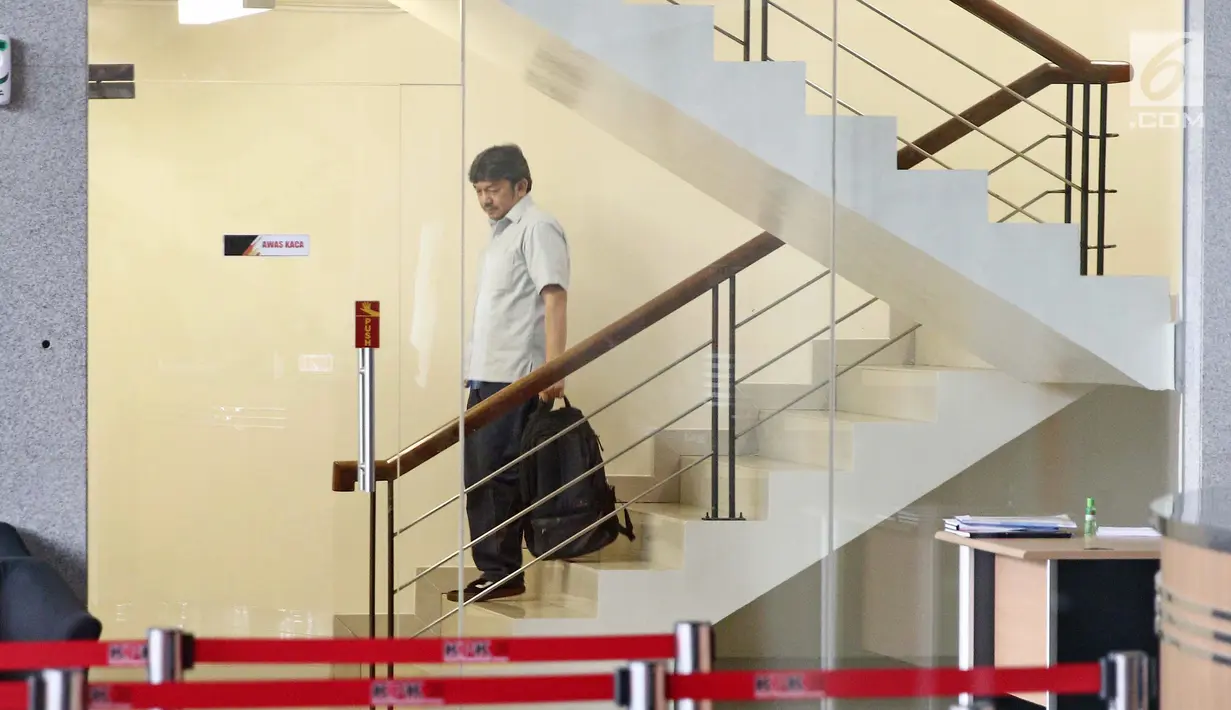 Mantan CEO Citilink Albert Burhan menuruni tangga usai diperiksa di Gedung KPK, Jakarta, Jumat (26/1). Albert diperiksa terkait kasus dugaan suap pengadaan pesawat dan mesin pesawat pada PT Garuda Indonesia. (Liputan6.com/Herman Zakharia)