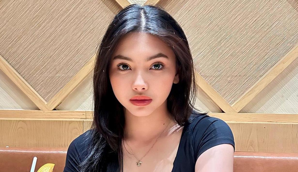 Kiesha dan Angel juga sering saling berbalas komentar unggahan romantis dengan emotikon love. Angel Marianne merupakan artis muda pendatang baru asal Bali yang lahir pada 27 Maret 2008. Wajah cantik Angel disebut netizen mirip dengan Ariel Tatum dan Manohara. Sinetron Kesetiaan Janji Cinta dan Jomblo-Jomblo Bahagia adalah dua sineron yang pernah dibintangi Angel. (Liputan6.com/IG/@angelmariaanne)