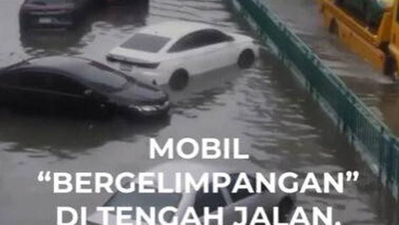 Mobil "Bergelimpangan" di Tengah Jalan, Bangkok Lumpuh Diterjang Banjir!