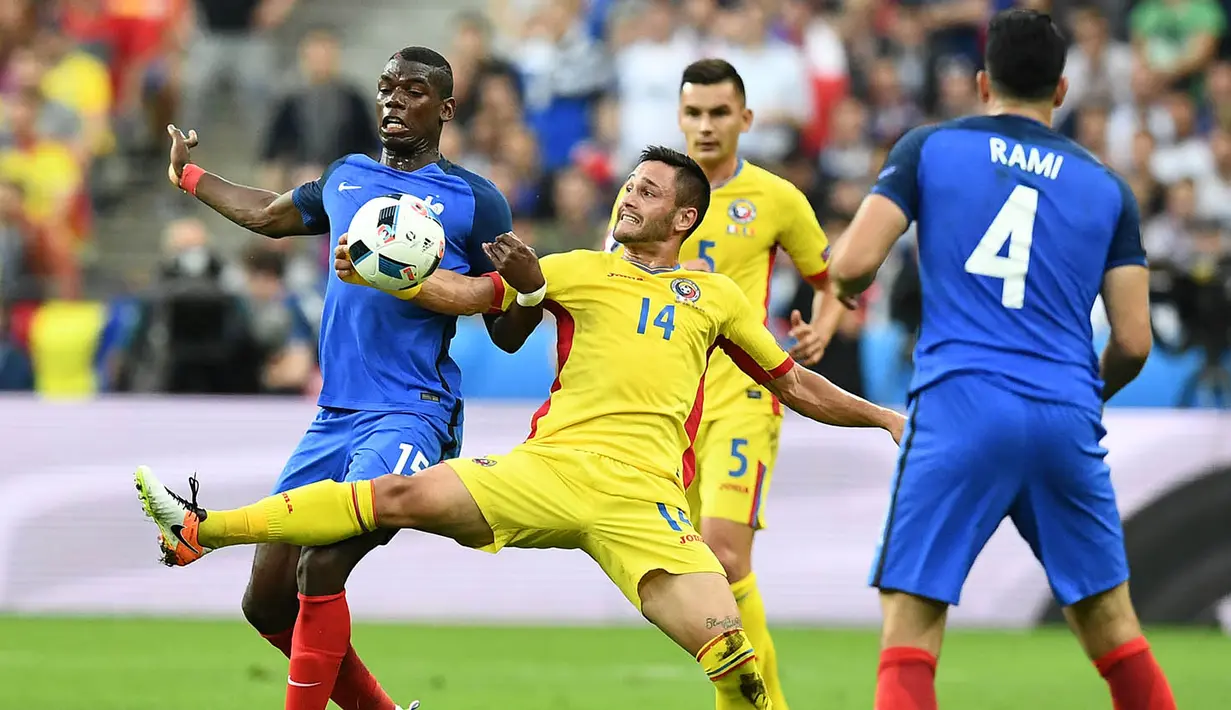 Penyerang Rumania, Florin Andone, berebut bola dengan gelandang Prancis, Paul Pogba, pada laga Grup A Piala Eropa 2016. Prancis melakukan empat kali tendangan ke arah gawang sementara Rumania hanya satu kali. (AFP/Franck Fife)
