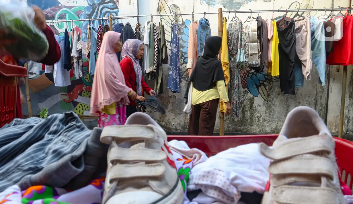 Kegiatan ini diprakarsai warga RT 002/04 Jati Padang dan para donator. (merdeka.com/Arie Basuki)