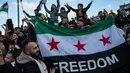 Seorang demonstran memegang bendera oposisi Suriah saat anggota komunitas Suriah meneriakkan slogan-slogan di alun-alun Syntagma, Athena untuk merayakan berakhirnya rezim Bashar al-Assad pada tanggal 8 Desember 2024. (Angelos TZORTZINIS/AFP)
