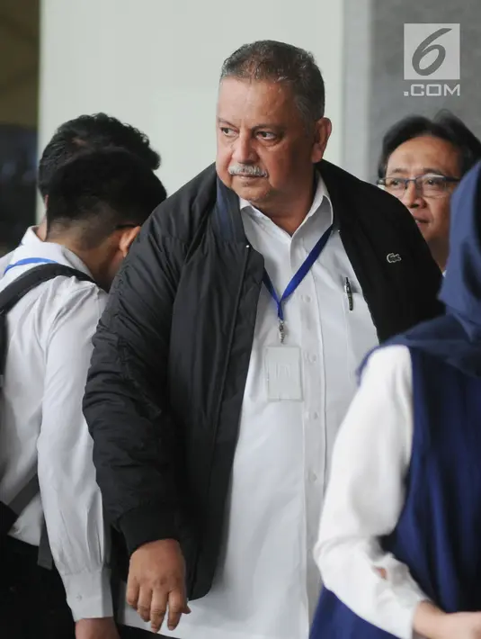 Direktur Utama PT Perusahaan Listrik Negara (PLN) Sofyan Basyir bersiap menemui pimpinan KPK, Jakarta, Kamis (22/3). Sofyan mengatakan akan membahas tentang koordinasi terkait pencegahan korupsi instansi PLN. (Merdeka.com/Dwi Narwoko)