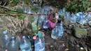 Warga  mengambil air untuk minum dan kebutuhan mck rumah  di sumber mata air Sumur Bendung, Gunung Batur, Kota Cilegon, Banten, Minggu, (15/7/2026). (KLY/Arie Basuki)