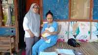 Kader posyandu dan bidan saat mengunjungi kediaman Risky, bayi usia 1 tahun 7 bulan yang mengalami gizi buruk di Kecamatan Cikembar Kabupaten Sukabumi (Liputan6.com/Istimewa).