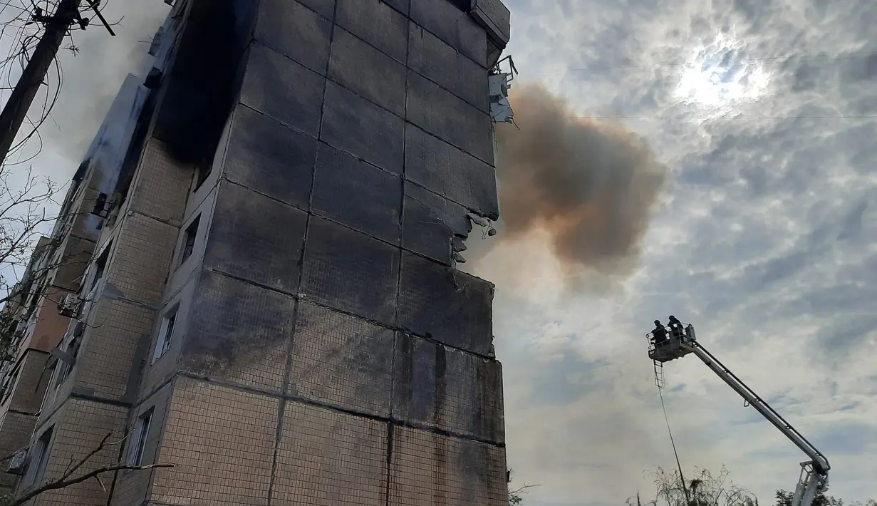 Setidaknya, ada empat orang tewas dan 43 lainnya luka-luka setelah rudal Rusia menghantam kota selatan Kryvyi Rih, kata Menteri Dalam Negeri Ukraina. (AFP/Ukrainian Emergency Service)