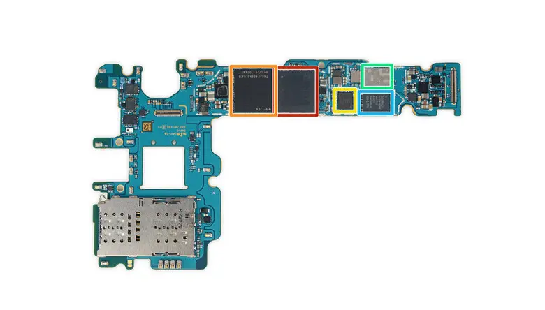 Mainboard pada Galaxy S8 saat dilepaskan (Sumber: iFixit)