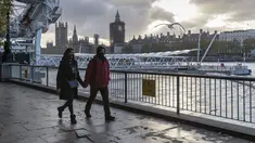 Sejumlah warga yang mengenakan masker berjalan di tepi Sungai Thames di London, Inggris (31/10/2020). Kasus baru COVID-19 di Inggris mencapai 21.915, menambah total kasus coronavirus di negara itu menjadi 1.011.660. (Xinhua/Han Yan)