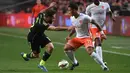 Gelandang Belanda, Memphis Depay (tengah) berusaha melewati pemain Spanyol Daniel Carvajal pada laga persahabatan di Amsterdam Arena, Belanda, Rabu (1/4/2015). Belanda menang 2-0 atas Spanyol. (AFP PHOTO/Emmanuel Dunand)