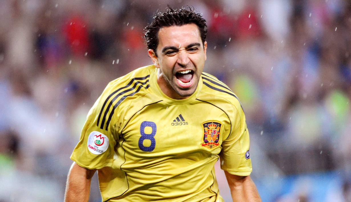 Kecerdasan serta kedisiplinan membuat sosok Xavi Hernandez dikenal sebagai legenda lini tengah di dunia. Gelandang legendaris Barcelona itu sukses memperlihatkan magisnya termasuk di ajang Euro 2008. (AFP/Joe Klamar)
