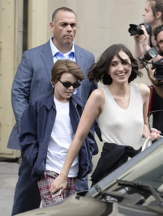 Jack terlihat tengah jalan-jalan dengan temannnya di sekitar apartemen miliki Vanessa. (CAROLINE BLUMBERG/EPA/REX/SHUTTERSTOCK/HollywoodLife)