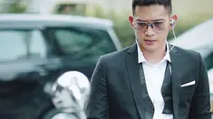 Meski sudah berusia 36 tahun, Rezky Aditya selalu memperhatikan penampilannya. Apalagi saat mengenakan setelan jas, ayah satu anak itu makin menawan. Terlebih mengenakan kacamata, ia tampak keren (Liputab6.com/IG/@thereal_rezkyadhitya)