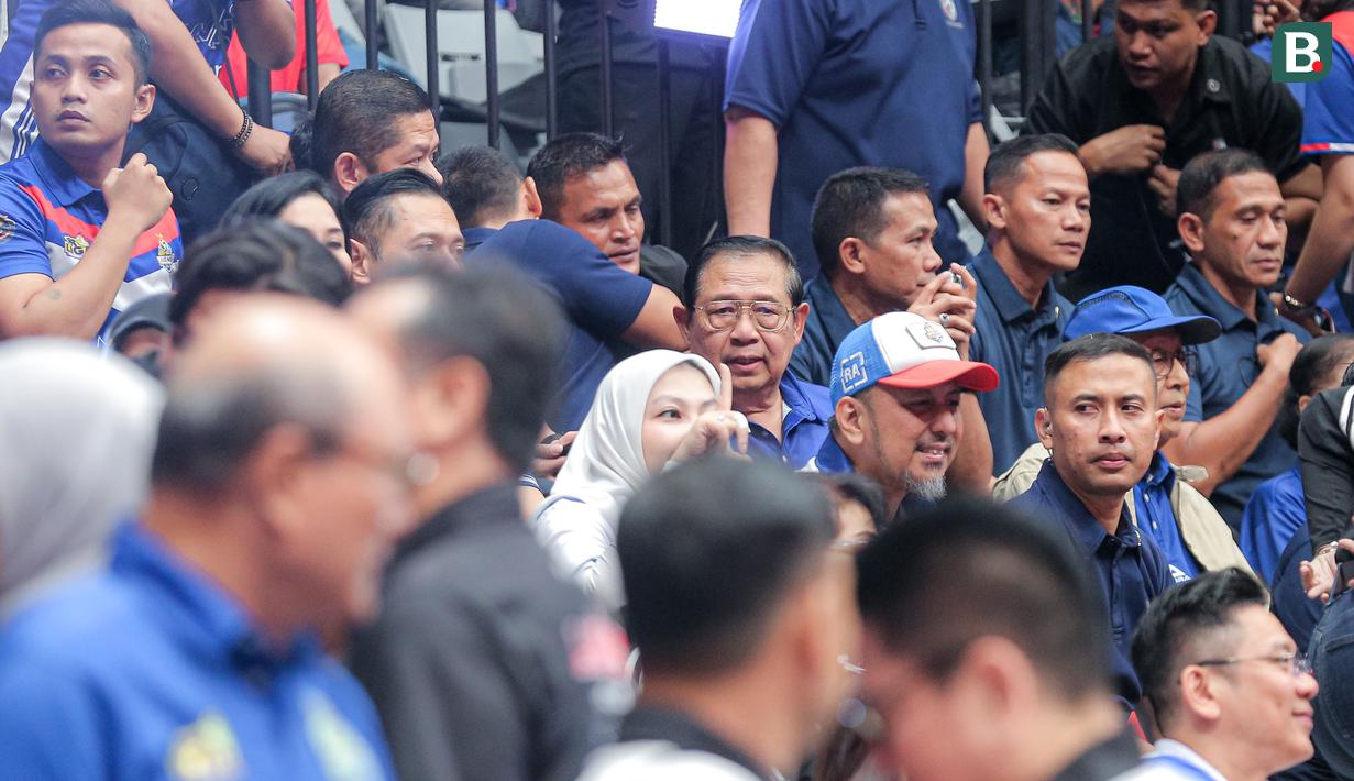 <p>Presiden RI ke-6, Susilo Bambang Yudhoyono (tengah) selaku pembina sekaligus pemilik LavAni Allobank Electric turut menyaksikan laga grand final PLN Mobile Proliga 2024 menghadapi Jakarta Bhayangkara Presisi di Indonesia Arena, Senayan, Jakarta, Minggu (21/7/2024). Jakarta LavAni Allobank Electric kalah 1-3 (30-28, 22-25, 22-25 dan 23-25). (Bola.com/Bagaskara Lazuardi)</p>