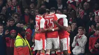 Para pemain Arsenal merayakan gol ke gawang Reading pada laga Piala Liga Inggris di Emirates, London, Selasa (25/10/2016). (AFP/Justin Tallis)