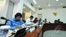 Suasana rapat terbatas di Kantor Presiden, Komplek Istana Kepresidenan, Jakarta, Senin (16/3/2015). Rapat membahas tentang paket kebijakan ekonomi pemerintah. (Liputan6.com/Faizal Fanani)