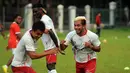 Gelandang Persipura, Zulham Malik Zamrun bercanda dengan rekannya di sela-sela latihan di Lapangan C Senayan, Jakarta, Kamis (7/5/2015). Latihan tersebut merupakan persiapan jelang AFC 2015. (Liputan6.com/Helmi Fithriansyah)
