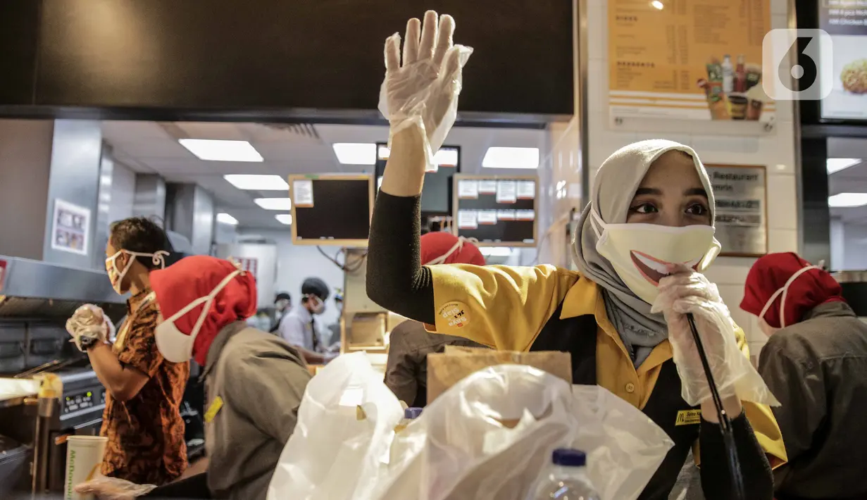 Pekerja melayani pembeli di gerai makanan cepat saji McDonals's komplek pusat perbelanjaan Sarinah, Jakarta, Jumat (8/5/2020). Gerai pertama McDonals's di Indonesia yang telah beroperasi hampir 30 tahun itu akan ditutup permanen pada 10 Mei 2020. (Liputan6.com/Faizal Fanani)