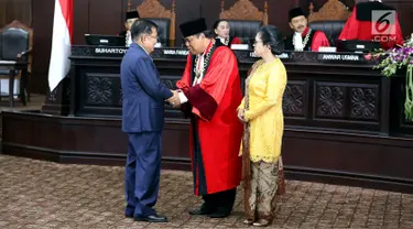 Wapres Jusuf Kalla memberikan selamat kepada Ketua Mahkamah Konstitusi, Arief Hidayat usai pengambilan sumpah di Gedung MK, Jakarta, Jumat (14/7). Arief Hidayat kembali terpilih menjadi Ketua MK untuk masa jabatan 2017-2020. (Liputan6.com/Johan Tallo)