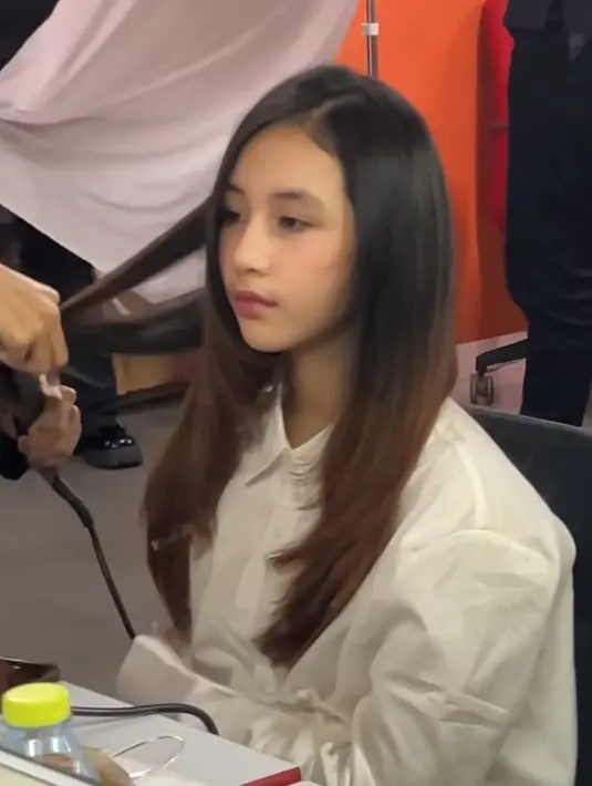 Arumi juga mengunggah video singkat putrinya untuk mengucapkan selamat ulang tahun. Dalam video tersebut, Keisha sedang ditata rambutnya oleh hair styling. [@arumibachsin_94]
