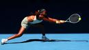 Petenis Amerika Serikat, Coco Gauff berusaha mengembalikan bola ke arah kompatriotnya, Sofia Kenin pada hari kedua Australia Open 2025 di Melbourne, Australia, Senin (13/01/2025). (AFP/David Gray)