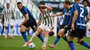 Penyerang Juventus, Federico Chiesa, berusaha melewati pemain Inter Milan pada laga Liga Italia di Stadion Allianz, Sabtu (15/5/2021). Juventus menang dengan skor 3-2. (AFP/Isabella Bonotto)