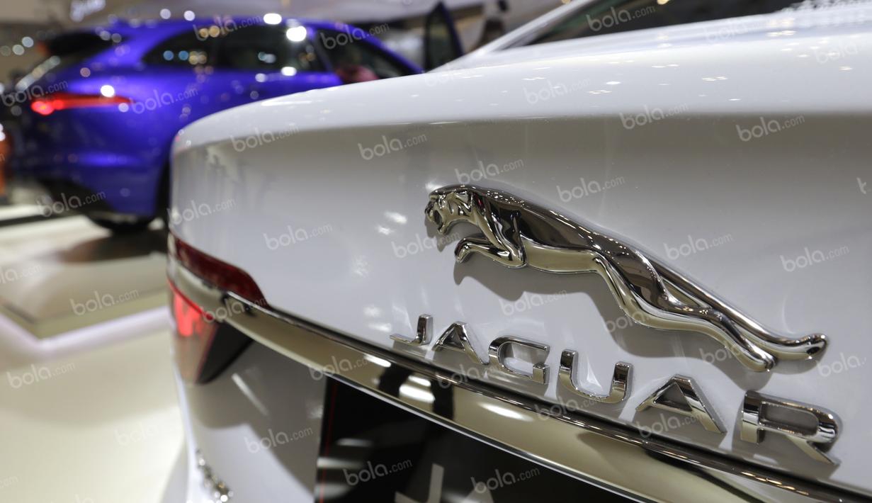 PT Grand Auto Dinamika, selaku ATPM Jaguar di Indonesia, meluncurkan Jaguar F-PACE dan Jaguar XF pada ajang pameran Gaikindo Indonesia International Auto Show (GIIAS) 2016. di ICE BSD, Tangerang, Kamis (11/8/2016). (Bola.com/Arief Bagus)