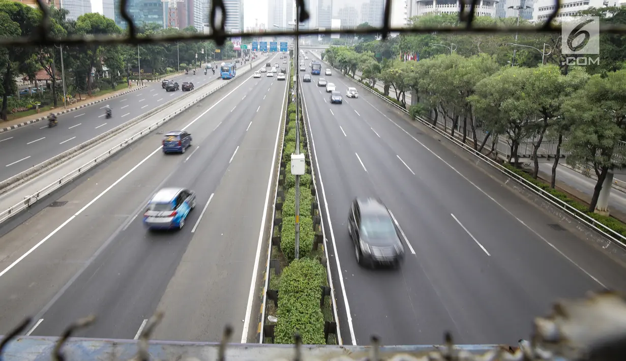 Sejumlah kendaraan melintas di lajur arteri dan Tol Dalam Kota di ruas Jalan Gatot Subroto, Jakarta, Jumat (23/6). Hari pertama pelaksanaan cuti bersama Lebaran 2017, jalanan di berbagai ruas Ibu Kota pagi ini lancar. (Liputan6.com/Faizal Fanani)