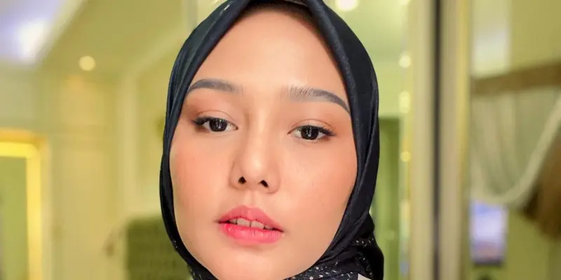 Penampilan Dara Arafah Mengenakan Hijab Hitam, Semakin Memesona