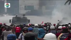 Bentrokan antara petugas keamanan dengan peserta aksi unjuk rasa terjadi di Ibukota Venezuela, Caracas.