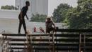 Pekerja menyelesaikan panggung untuk persiapan peringatan HUT Kemerdekaan RI ke-70 di halaman Istana Merdeka, Jakarta, Kamis (6/8). Persiapan terus dilakukan di kompleks Istana jelang perayaan hari kemerdekaan 17 Agustus 2015. (Liputan6.com/Faizal Fanani)