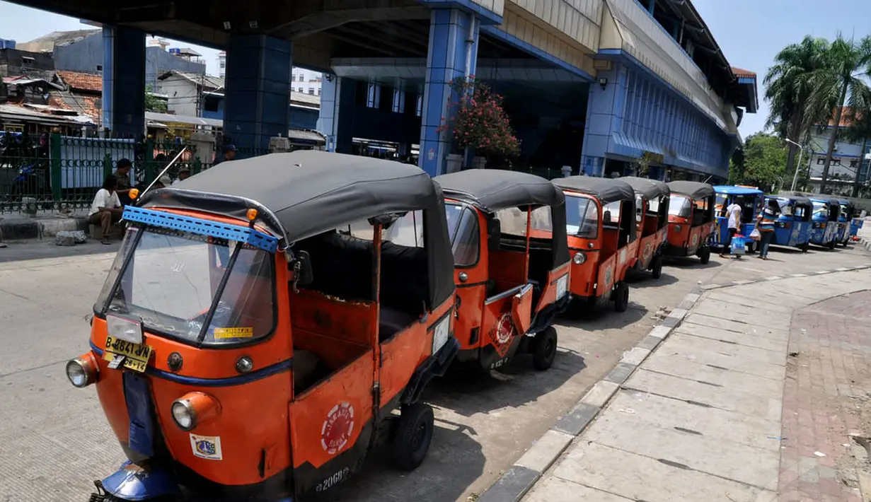 Rencana peremajaan bajaj bermesin dua tak oleh Pemprov DKI Jakarta terus berusaha direalisasikan, (25/10/14). (Liputan6.com/Miftahul Hayat) 