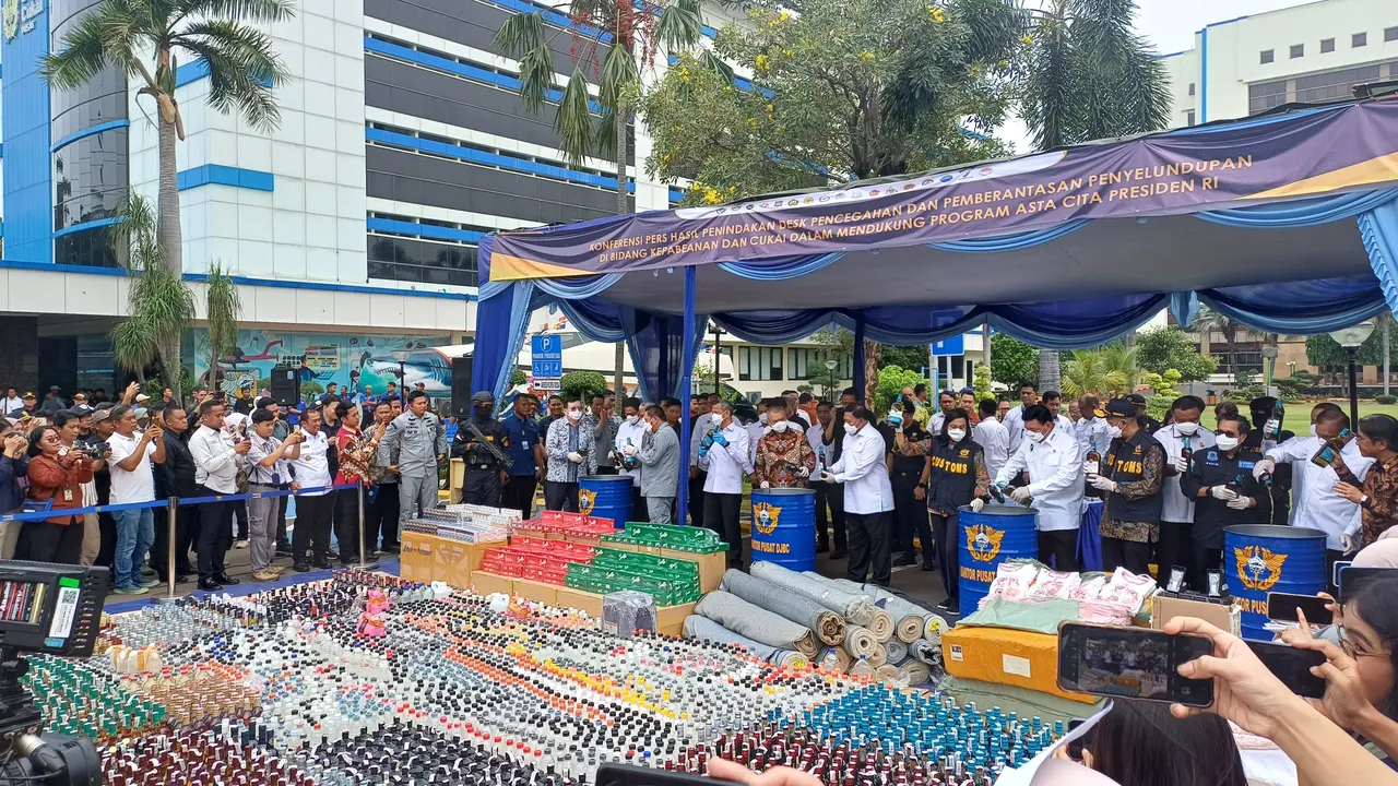 Pemusnahan barang impor dan ekspor ilegal di Kantor Direktorat Jenderal Bea dan Cukai Kementerian Keuangan, Jakarta, Kamis (14/11/2024). (Maulandy/Liputan6.com)