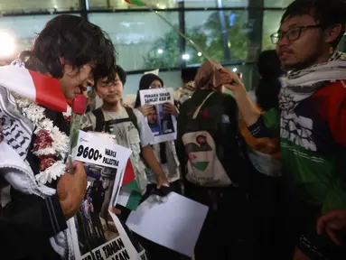 Salah satu aktivis yang tergabung dalam misi Global Sumud Flotilla 2.0 saat tiba di pintu kedatangan Terminal 3 Bandara Internasional Soekarno-Hatta pada Minggu (24/5/2026) sore. (Kapanlagi.com/Budy Santoso)