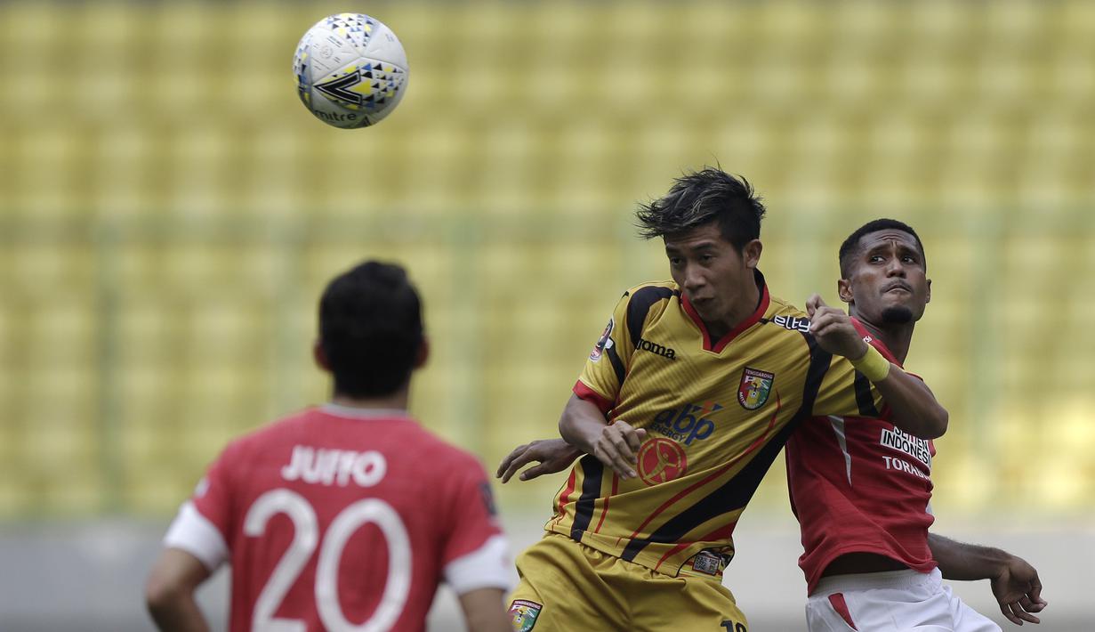 Gelandang Mitra Kukar, Andre Prakoso, menyundul bola saat melawan Semen Padang pada laga Piala Presiden 2019 di Stadion Patriot, Bekasi, Kamis (14/3). Padang menang 2-0 atas Mitra. (Bola.com/Yoppy Renato)