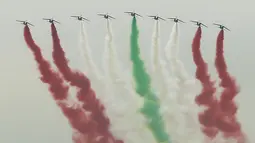 Sejumlah pesawat mengudara di atas langit Beirut, mengeluarkan asap dengan warna-warna bendera nasional Lebanon, dalam perayaan seratus tahun berdirinya Lebanon Raya, di Beirut, Lebanon (1/9/2020). (Xinhua/Bilal Jawich)