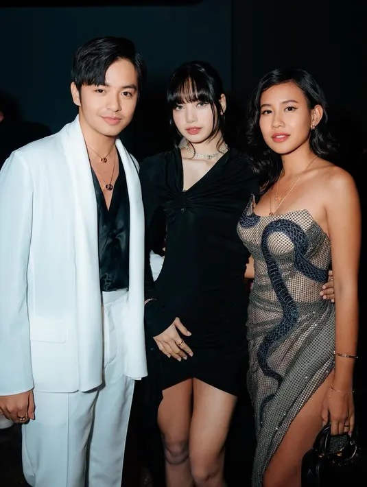 Lisa BLACKPINK tak pernah tampil setengah-setengah. Pesonanya luar biasa dibalut mini dress hitam lengan panjang dengan train yang menjuntai hingga ke lantai. [Foto: Instagram/sheninacinnamon]