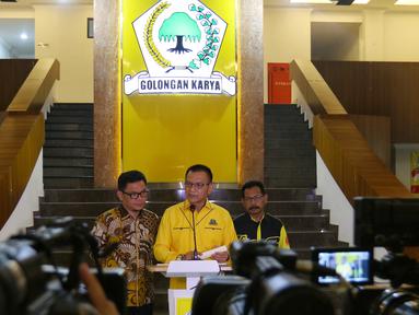 Sekjen Partai Golkar Lodewijk Freidrich Paulus didampingi Ketua DPP Ace Hasan Sadzilly menyampaikan keterangan pers di kantor DPP Partai Golkar, Slipi, Jakarta, Kamis (28/3). Partai Golkar memecat Bowo Sidik Pangarso yang kena operasi tangkap tangan (OTT) KPK. (Liputan6.com/Johan Tallo)