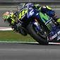 Pembalap Movistar Yamaha, Valentino Rossi beraksi pada latihan bebas MotoGP Republik Ceko 2017. (Michal Cizek / AFP)