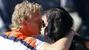 Usai berlatih, Dirk Kuyt memanfaatkan waktu luangnya untuk melepas rindu bersama sang istri, Gertrude,  (24/6/2014). (REUTERS/Ricardo Moraes) 