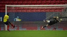 Emiliano Martinez menjadi pahlawan dengan memblok bola hasil tendangan tiga eksekutor penalti Kolombia yakni Davinson Sanchez, Yerry Mina, dan Edwin Cardona. (Foto: AFP/Nelson Almeida)
