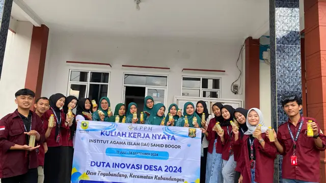Para mahasiswa KKN Institut Agama Islam Sahid Bogor, melakukan terobosan dengan mengolah lemon (Citrus) menjadi minuman kaya rasa, serta permen lemon dengan segudang khasiat. (Liputan6.com/Jayadi Supriadin)